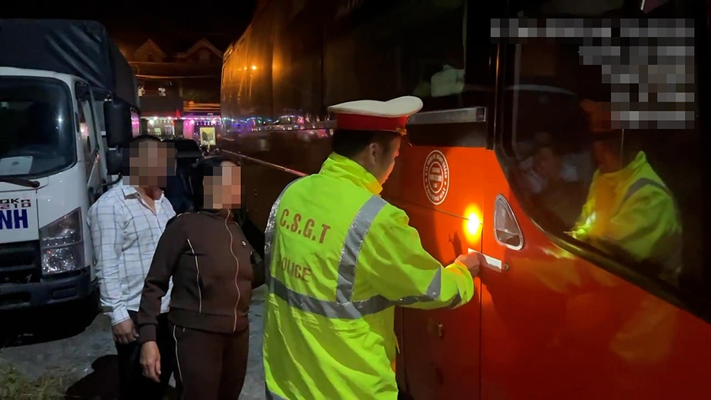 Phat 102 trieu voi tai xe va chu oto 'nhoi nhet' khach tren cao toc hinh anh