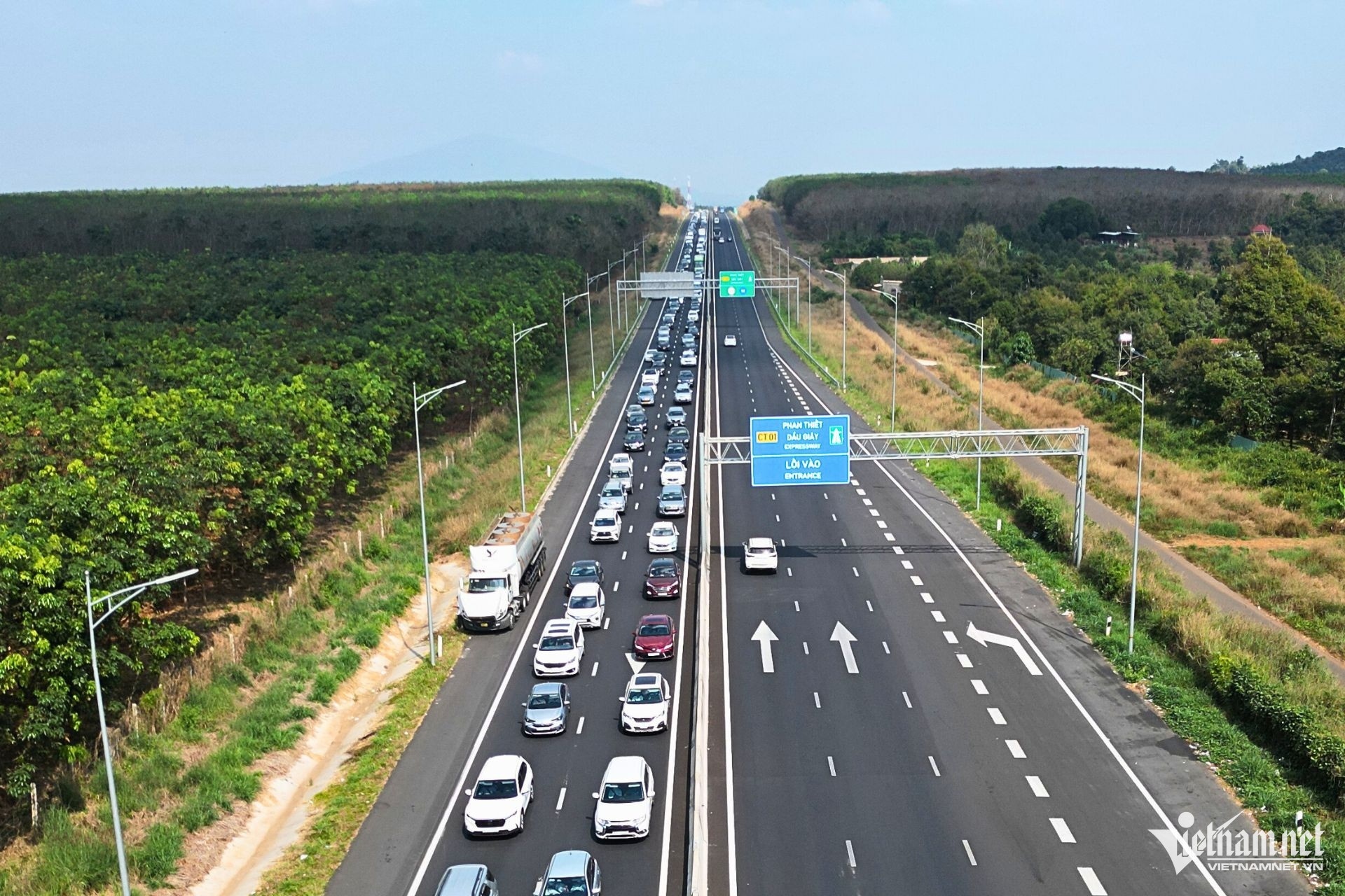 Nguoi dan un un tro lai TP.HCM, CSGT cang minh 'chong' qua tai cao toc hinh anh