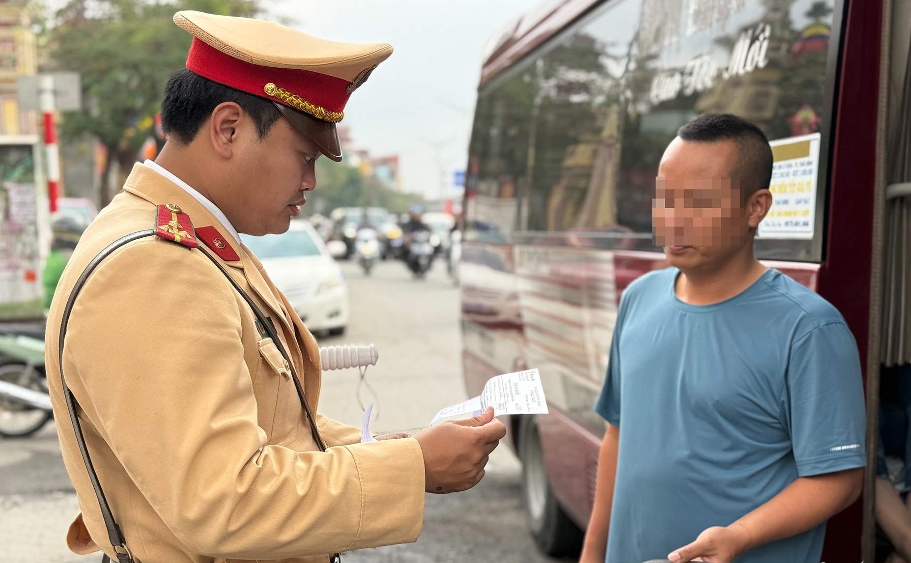 9 ngay nghi Tet At Ty, hon 17.000 tai xe vi pham nong do con hinh anh