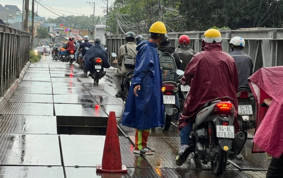 Xuat hien 'ho tu than' giua cau sat o TP.HCM hinh anh