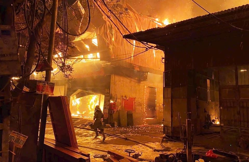 Vu chay 10 xuong go o Ha Noi - 'gia tai tieu tan, Tet the la het' hinh anh