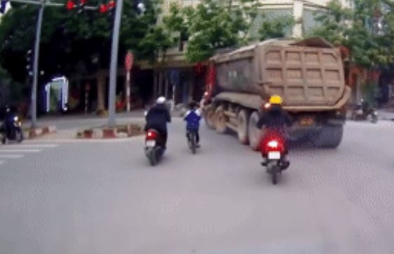 Tiet lo thu vi ve nguoi dan ong keo chau be khoi diem mu xe tai hinh anh