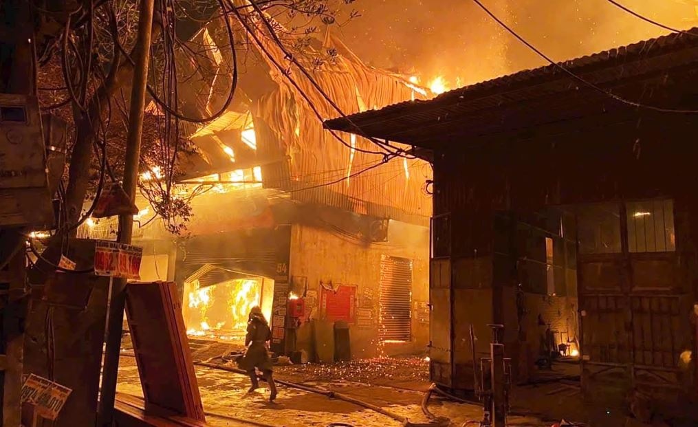 Nhieu nha xuong, cua hang go chay du doi o Ha Noi hinh anh