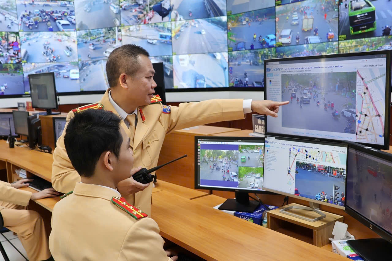 Ha Noi: Oto vi pham giao thong bi phat hien qua camera giam sat giam hinh anh