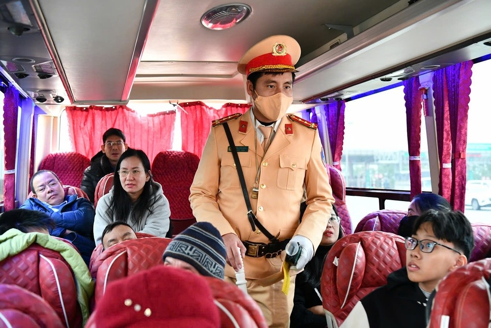 Nguoi vi pham nong do con 'het cua' giau giem noi cong tac hinh anh