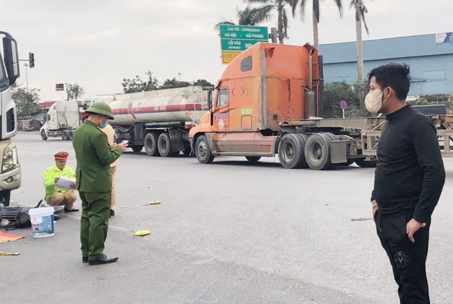 Va cham xe dau keo, hai me con tu vong o Hai Phong hinh anh