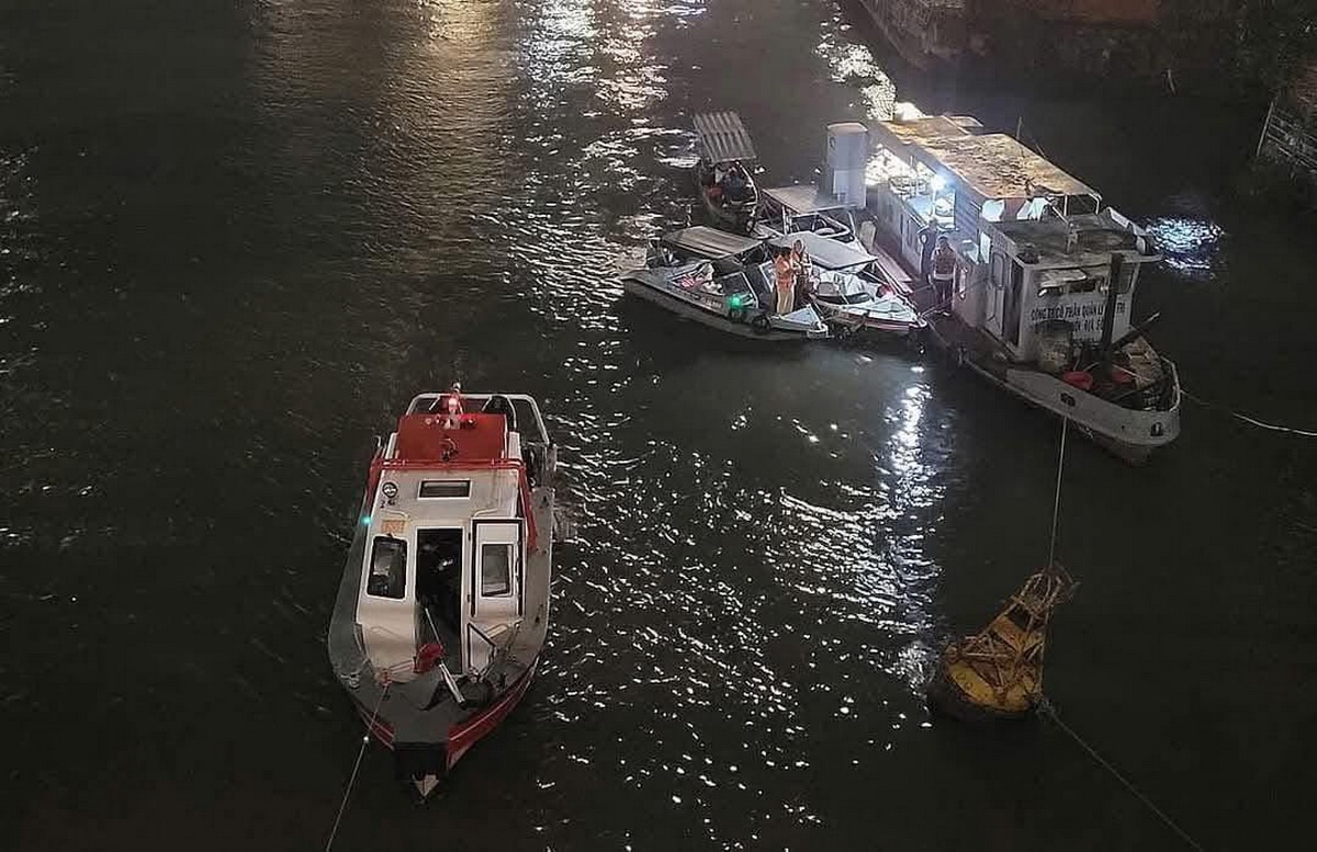 Oto tong gay lan can cau, lao xuong song Dong Nai mat tich hinh anh