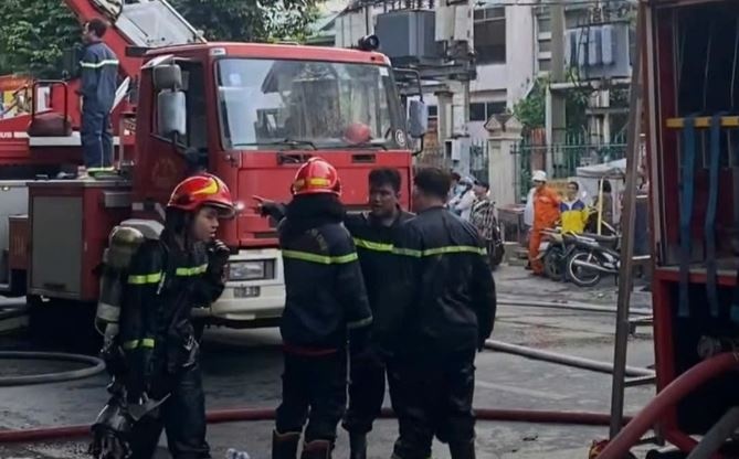 Chay nha 4 tang o TP.HCM, hai nguoi tu vong hinh anh