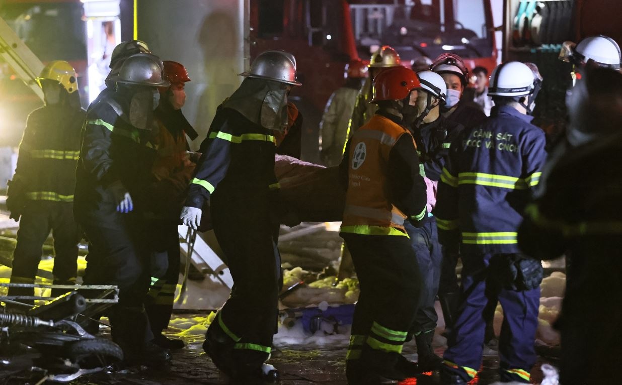 Vu chay 11 nguoi chet: Am anh canh nan nhan nam rai rac khap cac tang hinh anh