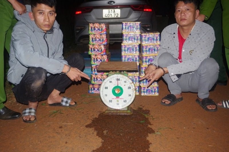 Bat 4 doi tuong van chuyen gan 220 kg phao hoa no trai phep hinh anh