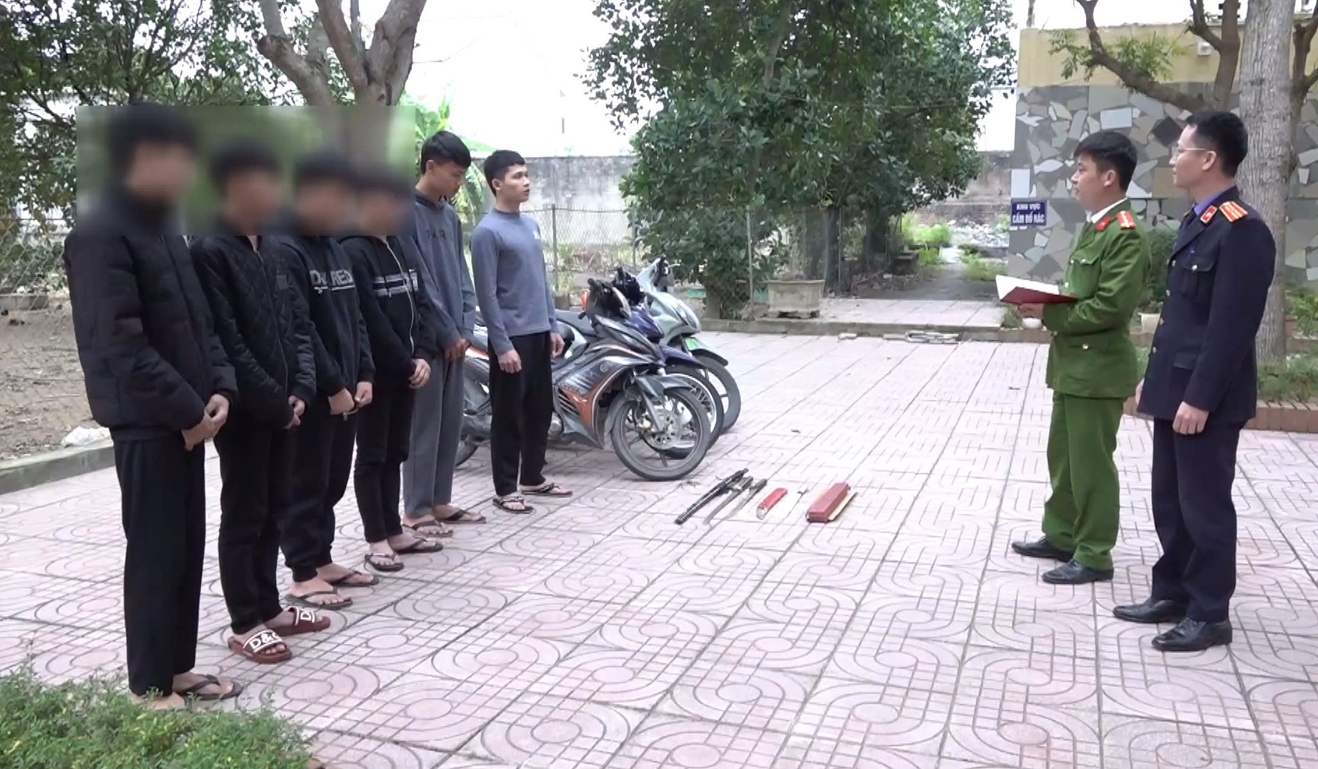 Bat 7 thanh thieu nien dung dao, kiem chem nham nguoi di duong hinh anh