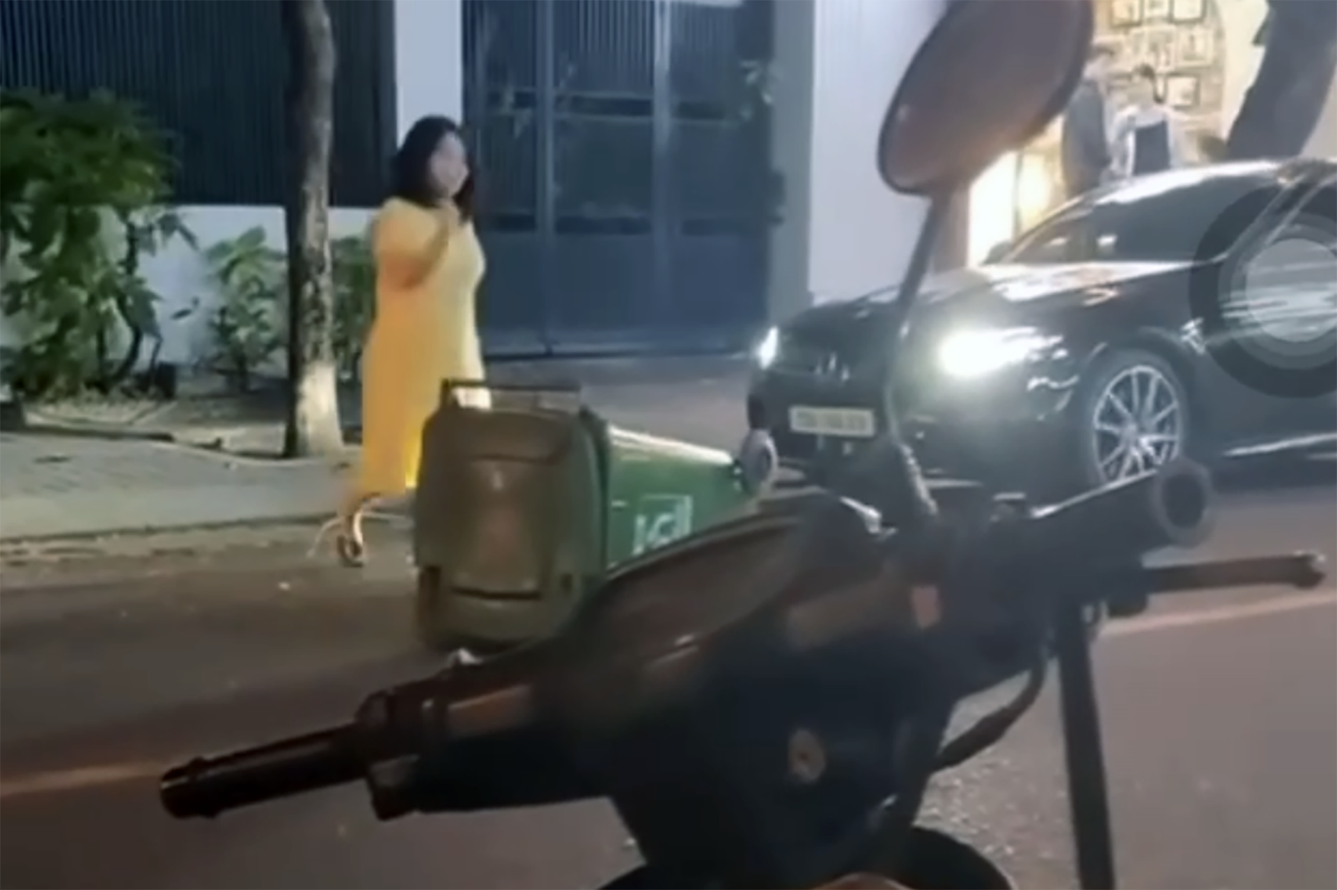 Nguoi phu nu di xe Mercedes da thung rac ra giua pho o Nha Trang hinh anh