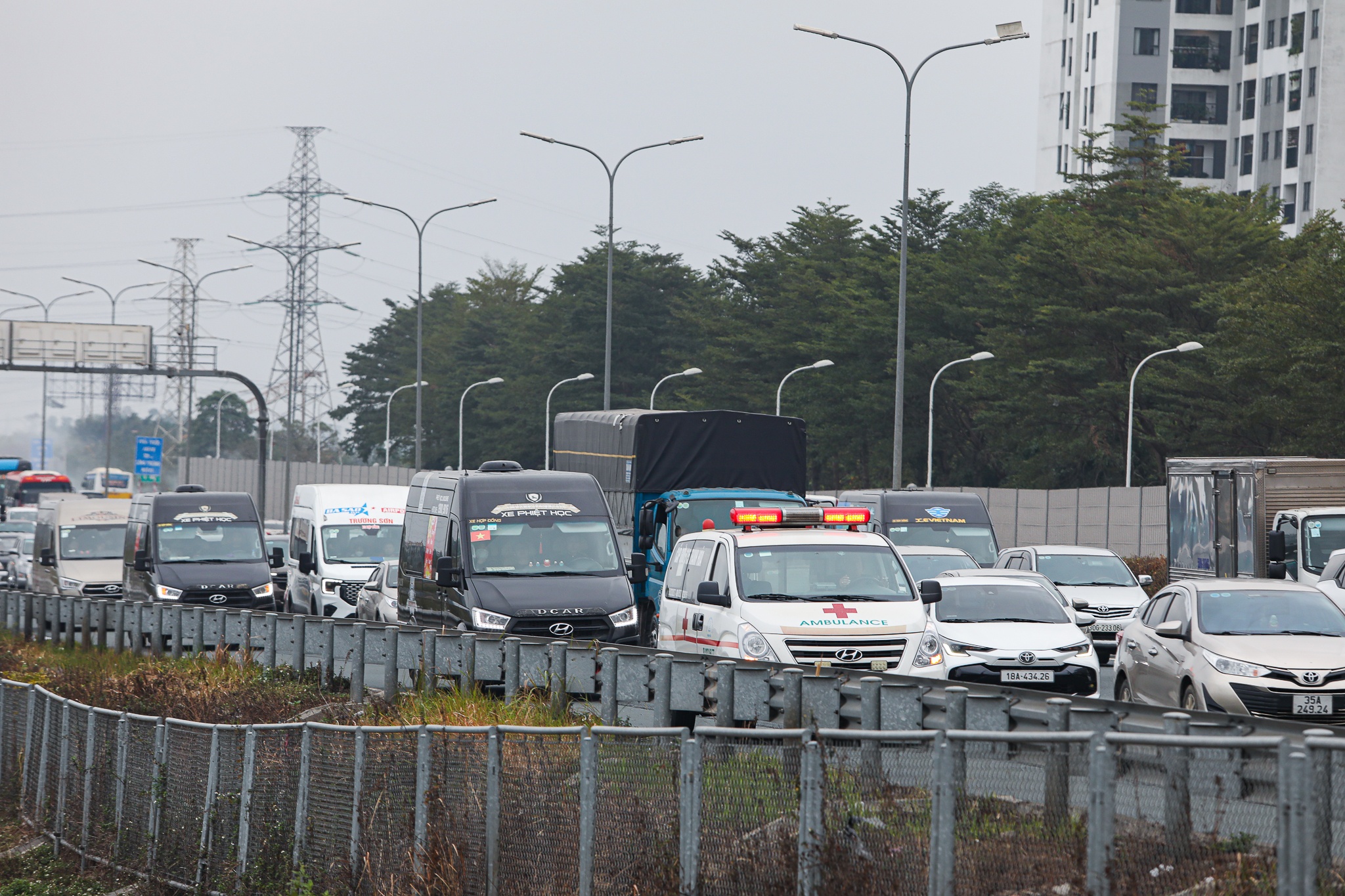 Giao thong ngay cuoi nghi le: Noi thong thoang, cho un tac hinh anh