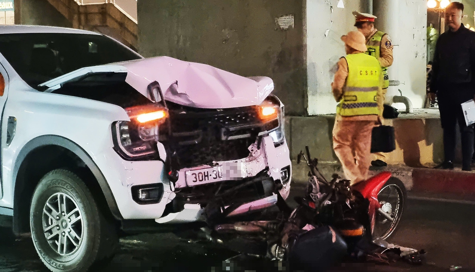 Tai nan lien hoan tren pho o Ha Noi, tai xe xe om cong nghe bi thuong hinh anh