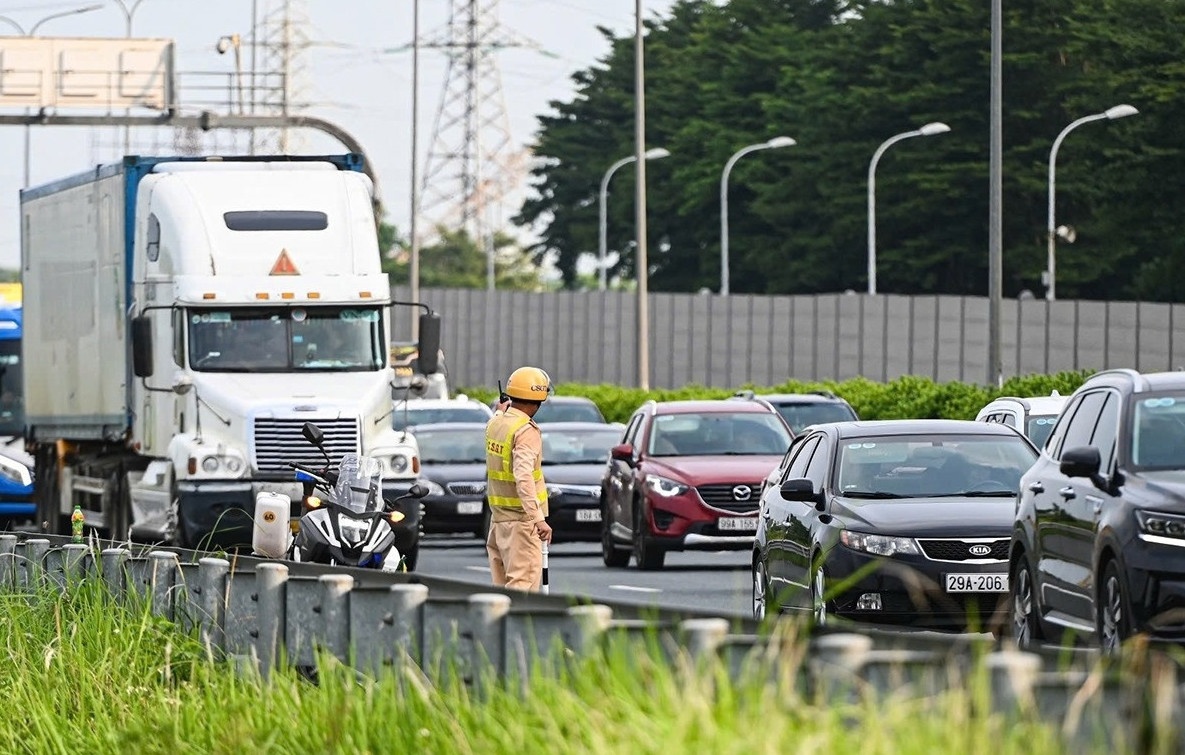 15 to CSGT di moto xu ly su co, go un tac tren tuyen cao toc Phap Van hinh anh