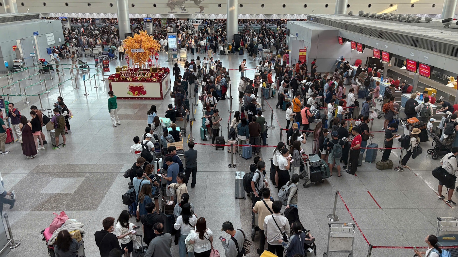 San bay Tan Son Nhat don luong khach ky luc ngay mung 5 Tet hinh anh