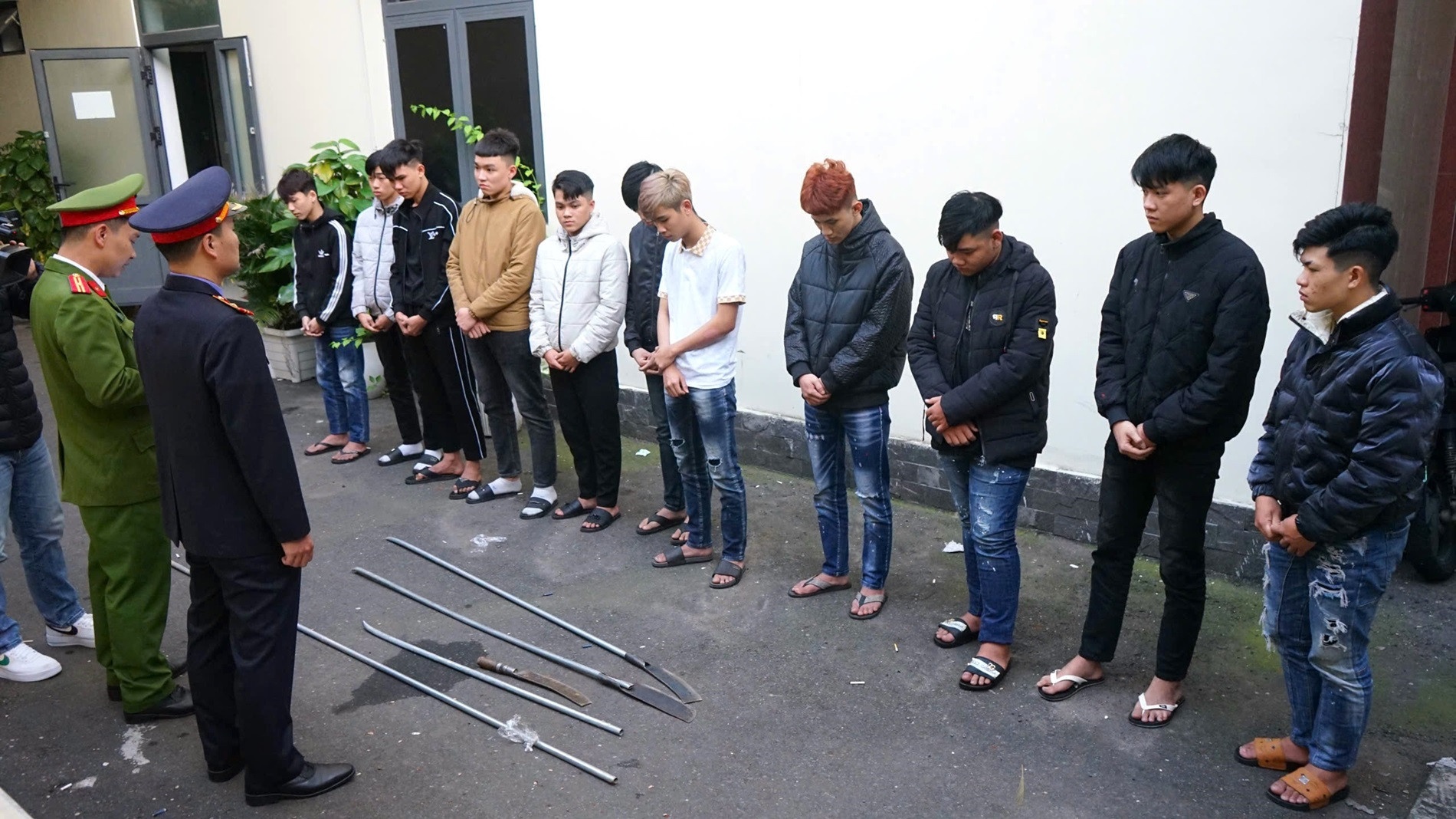 Khoi to nhom 'quai xe' mang hung khi nao loan duong pho dem giao thua hinh anh