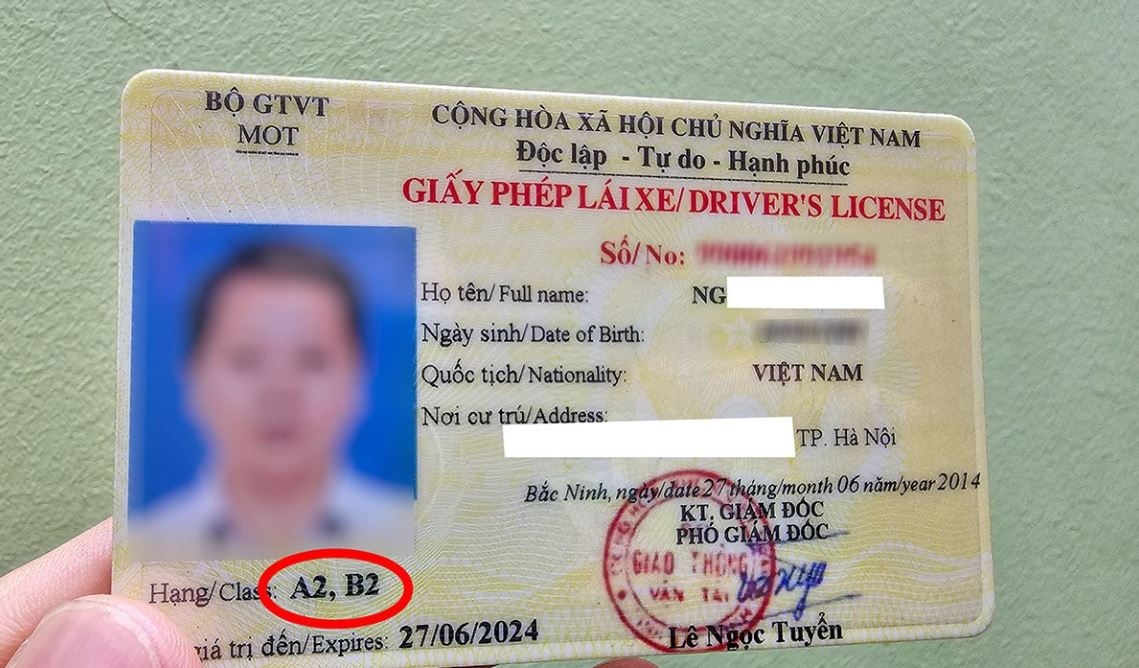 Gop hai bang oto, xe may tren the PET: Bi tuoc mot bang phai lam sao? hinh anh