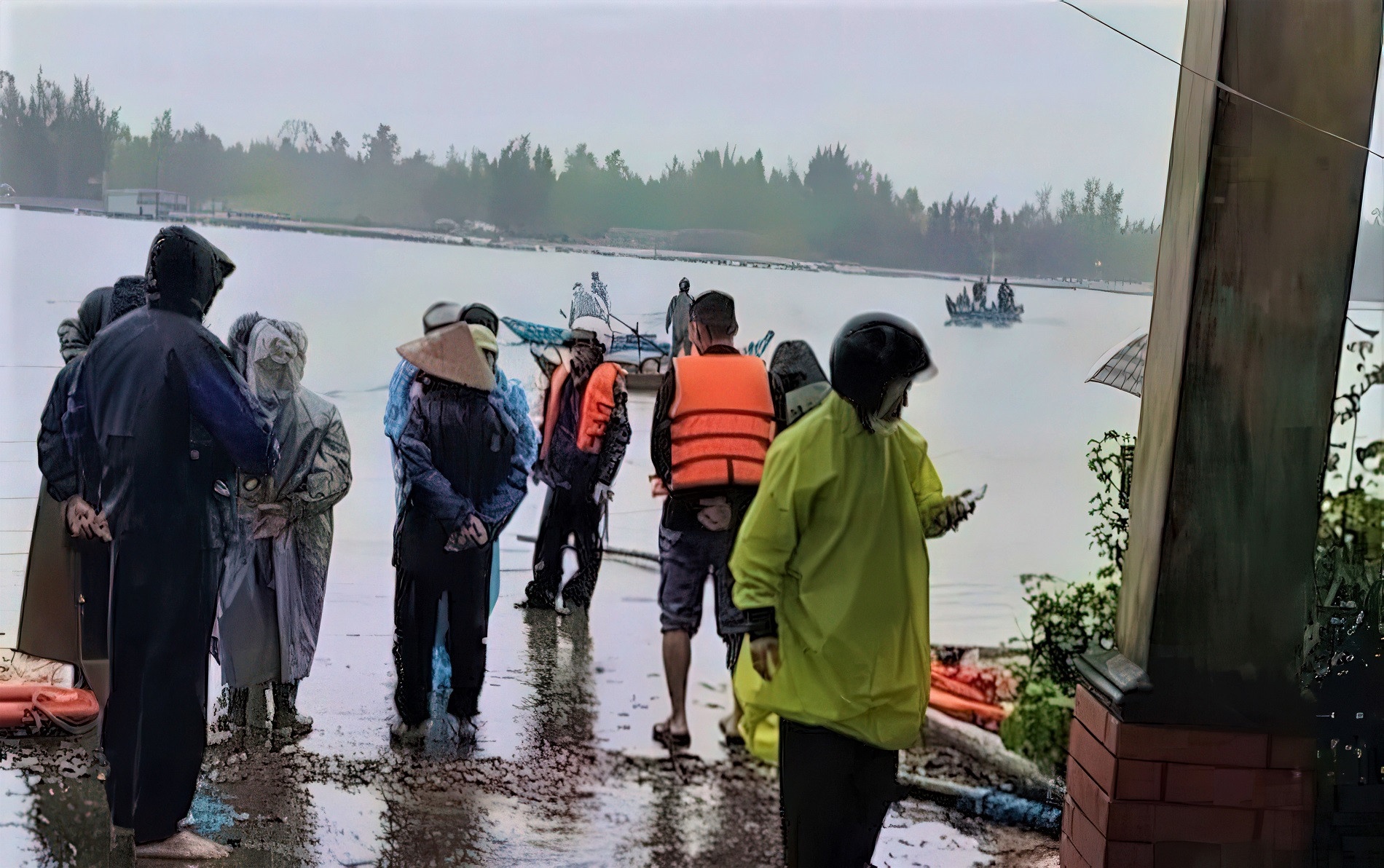 Chim pha cho 14 nguoi o Quang Nam, nhieu xe may roi xuong song hinh anh