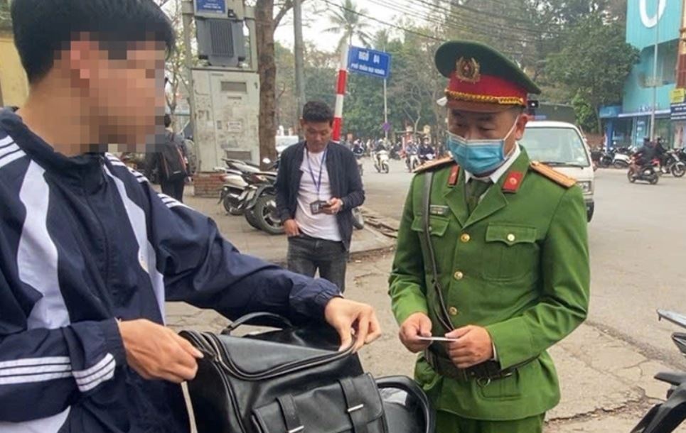 Cong an xa duoc xu ly vi pham giao thong tu 2025 hinh anh