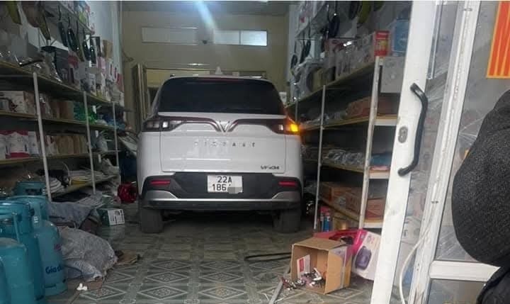 Tranh xe may, oto lao vao nha dan khien be gai 17 thang tu vong hinh anh