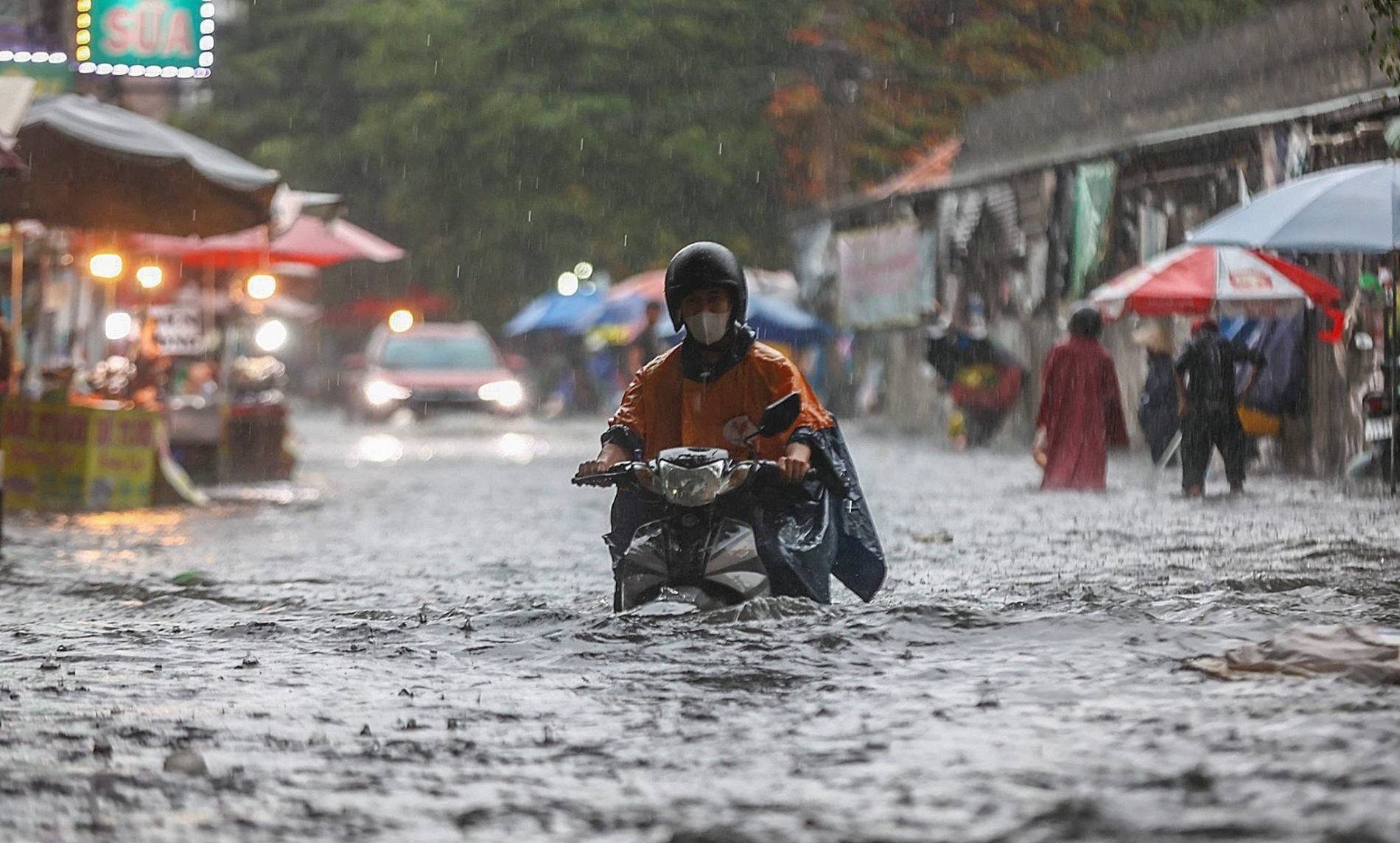 Bao hinh thanh tren Bien Dong, Trung Bo mua lon hinh anh