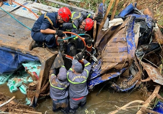 Xe tai lao suoi anh 1