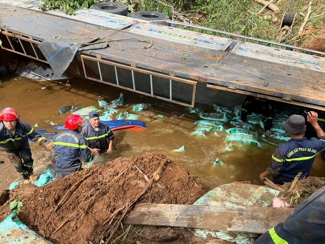 Can canh cuu ho xe cho 18 tan phan bon lao xuong suoi, tai xe tu vong hinh anh