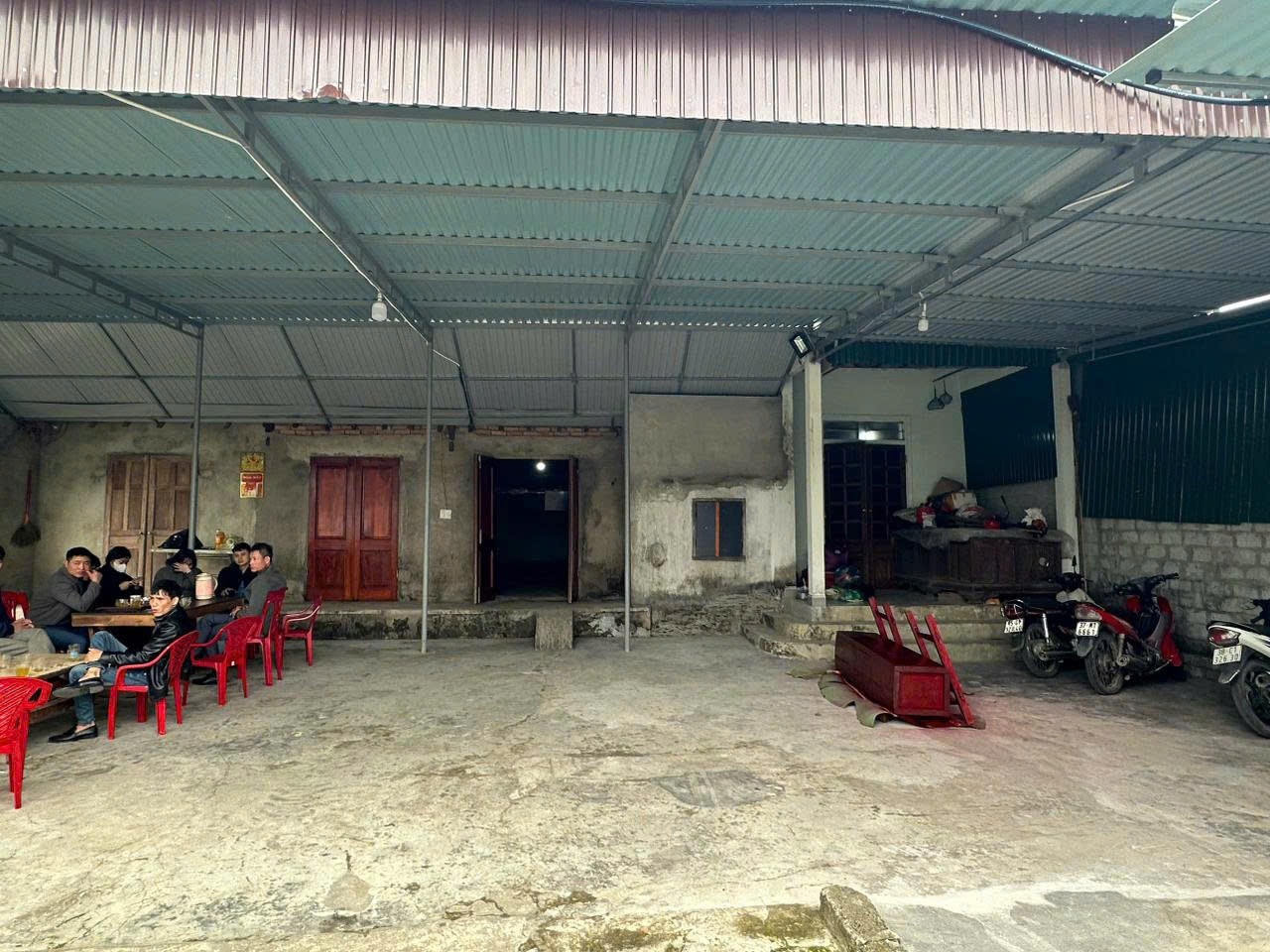 De ruou cung ngoai bo rao, nguoi 'vo ho' bi dam chet hinh anh