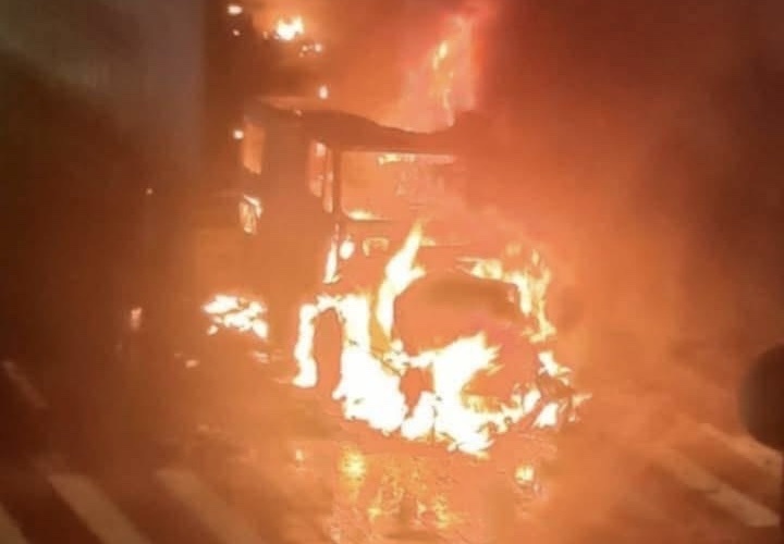 Xe container chay du doi tren quoc lo 1A hinh anh