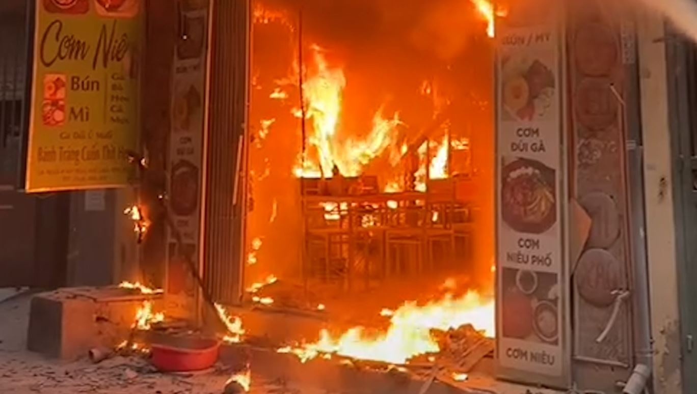 Sau tieng no lach tach, lua lan nhanh tai ngoi nha 4 tang o Ha Noi hinh anh