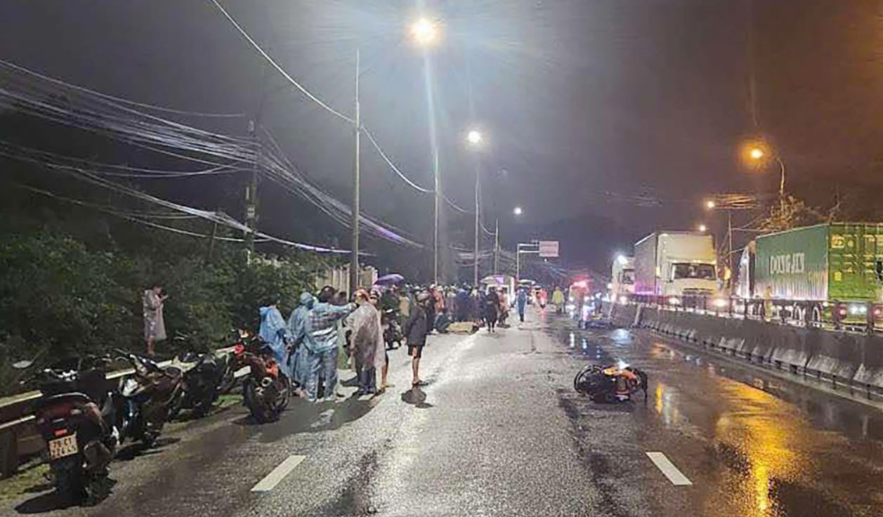 Xe may tong dai phan cach cung, 3 nguoi tu vong tai cho o Nha Trang hinh anh