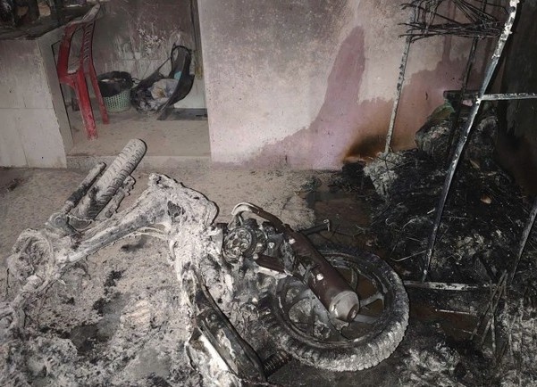 Phong tro cua doi nam nu o Binh Duong boc chay du doi trong dem hinh anh