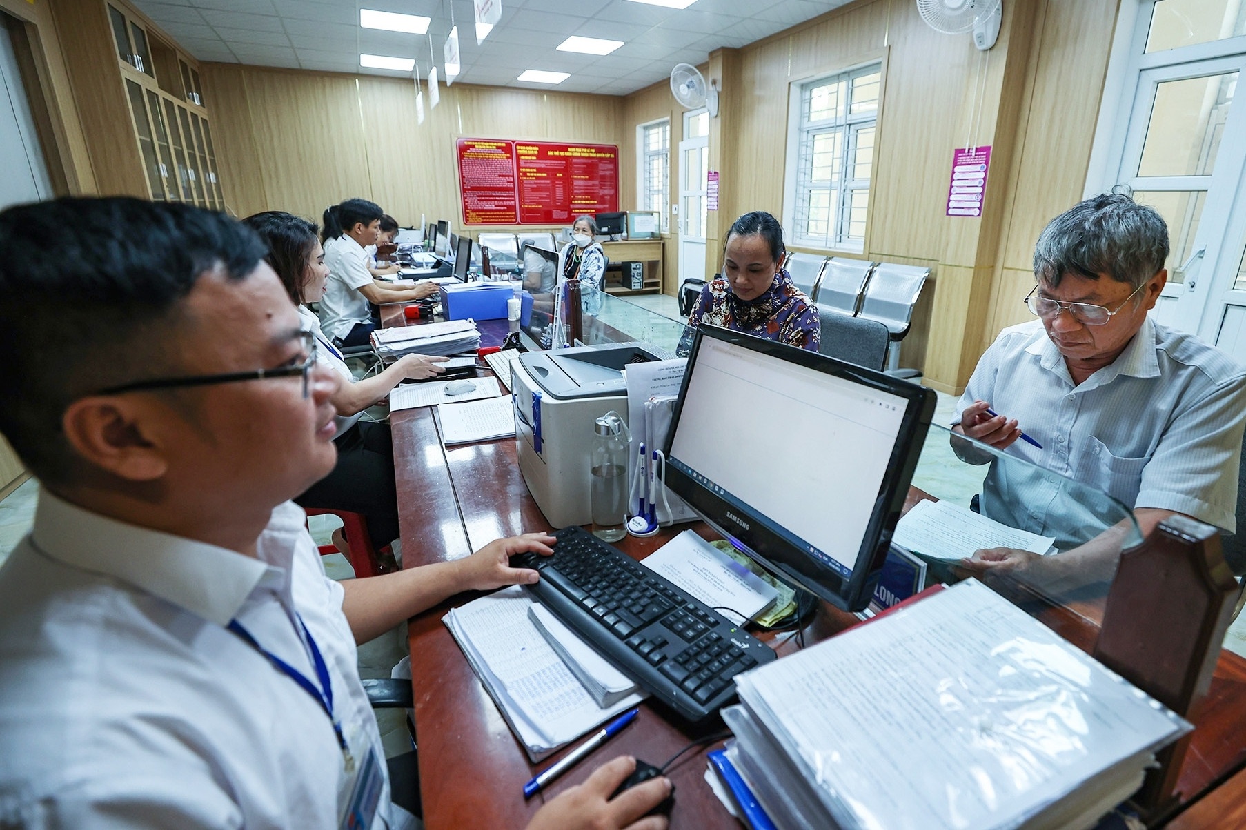 Nghi huu truoc tuoi khi tinh gon bo may duoc huong luong, tro cap gi? hinh anh