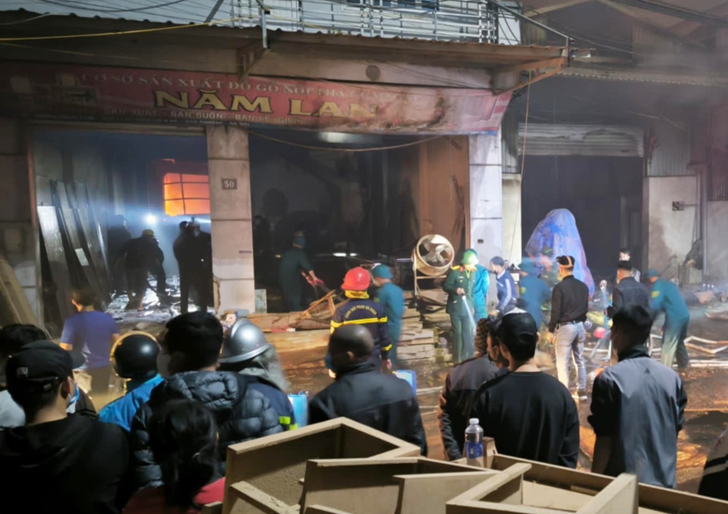 Vu chay o lang nghe go Lien Ha: 10 nha xuong bi thieu rui hinh anh