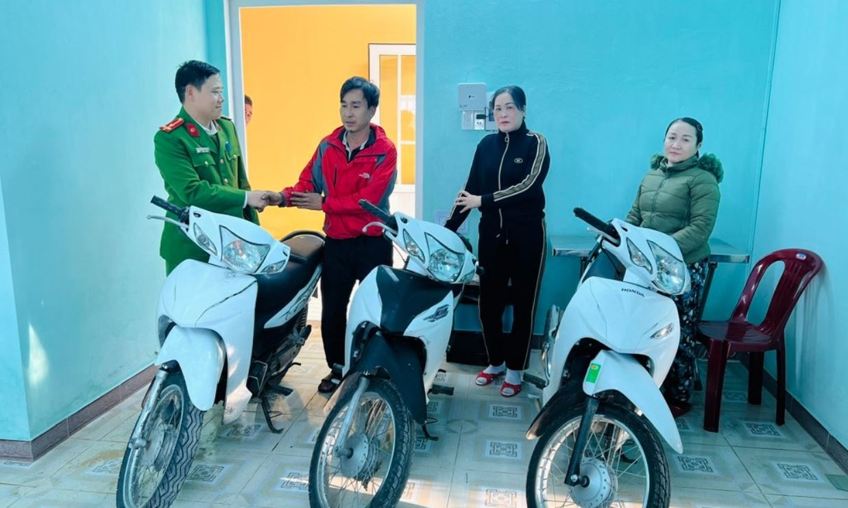 Trao tra nhieu xe gan may cho nguoi dan bi mat trom hinh anh