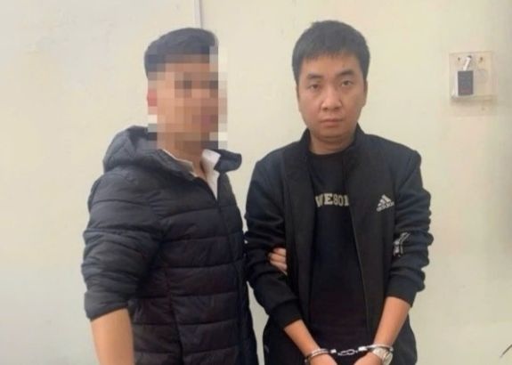 Nguoi phu nu bi sep rom lua tinh, lua tien qua mang xa hoi hinh anh