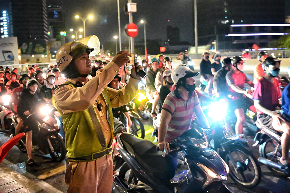 Xu ly 68 'quai xe' an mung qua khich tai trung tam TP.HCM hinh anh