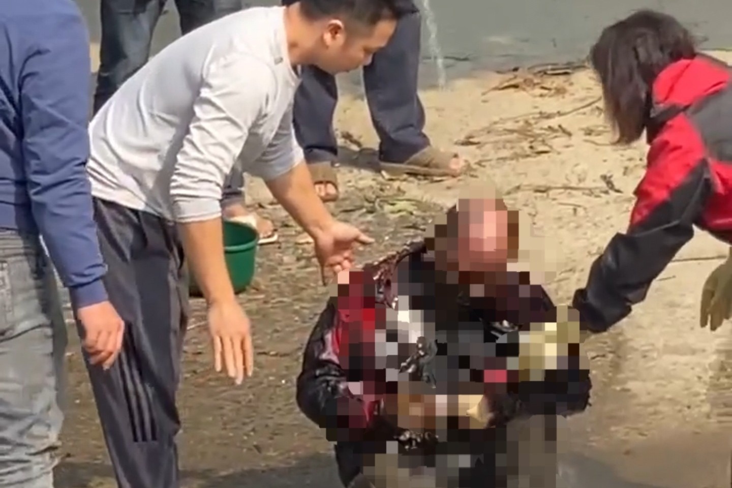 Nghi van nguoi dan ong tam xang tu thieu o Hoa Binh hinh anh