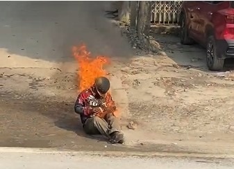 Phun nuoc, dap lua cuu nguoi dan ong tu thieu hinh anh