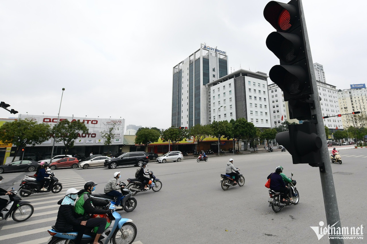 Thoi luong den vang ngan: Tai xe co the bi phat 'oan' loi vuot den do? hinh anh