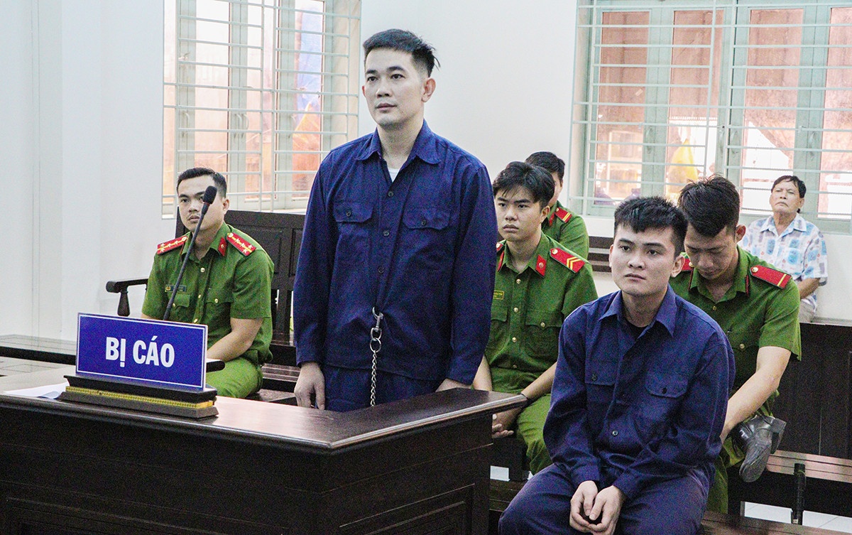 Ket dang cua hai doi tuong gay roi, danh khach o quan hai san hinh anh