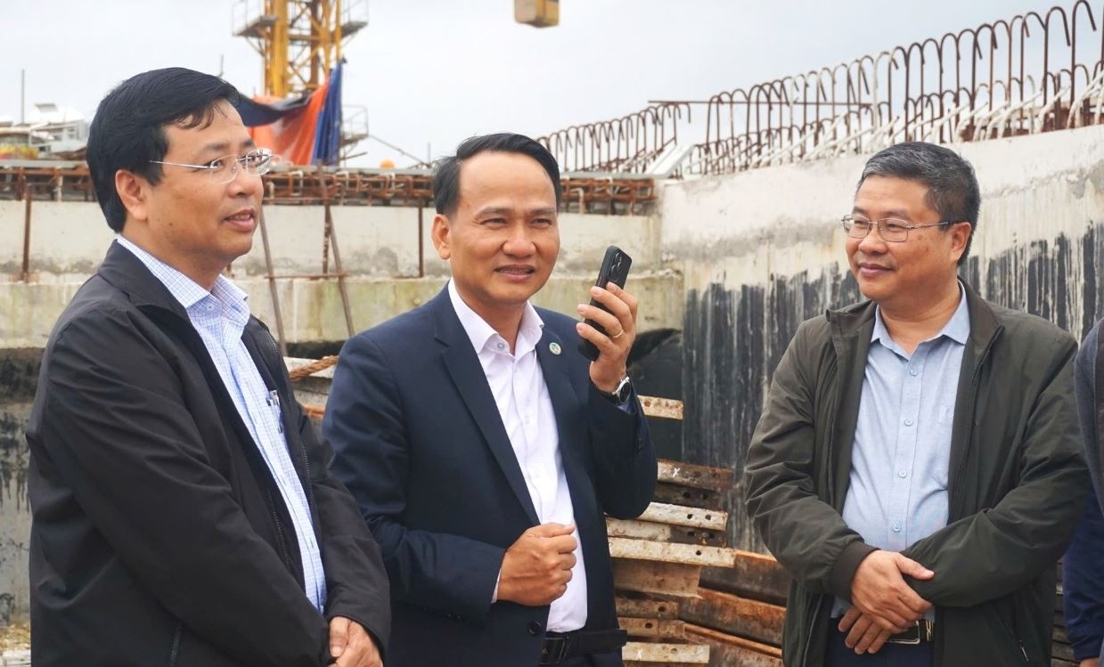 Cuoc goi cua lanh dao Da Nang ngay giua cong truong xay cau trong diem hinh anh