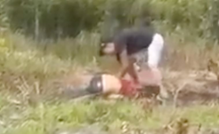 Nguoi dan ong vao nha dan lay xe may, bo chay roi tu sat hinh anh