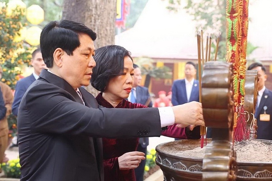 Chu tich nuoc Luong Cuong va Phu nhan dang huong tai Dien Kinh Thien hinh anh