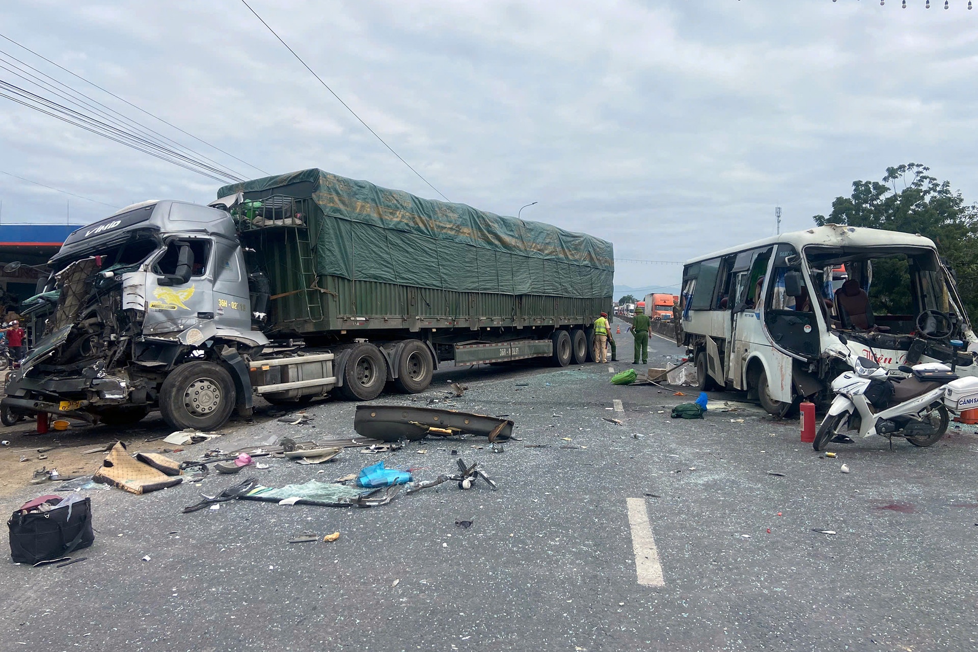 Tai nan lien hoan tren quoc lo 1, 13 nguoi thuong vong hinh anh