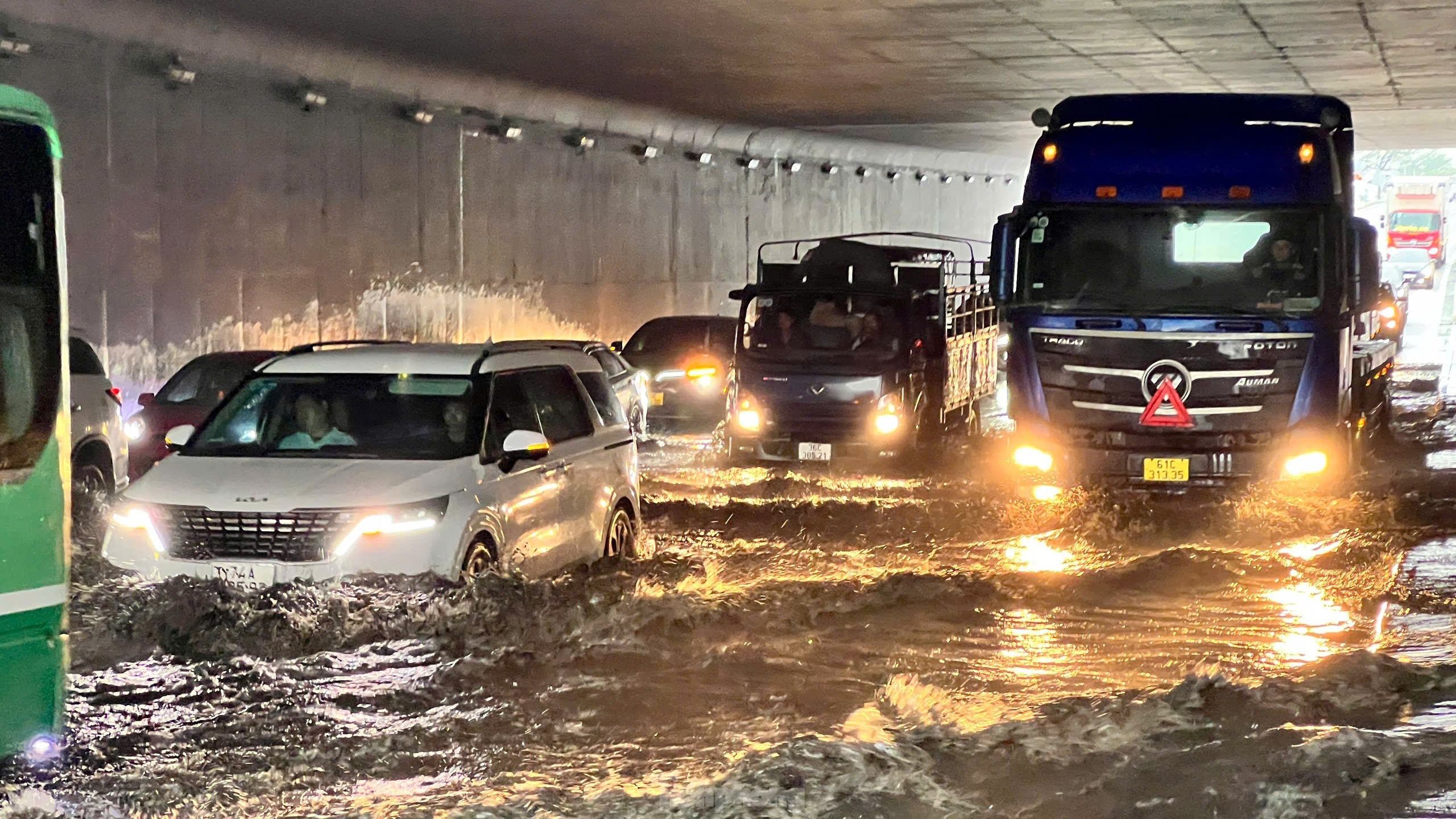 TP.HCM tiep tuc co nhieu dot mua trai mua trong thang 2 hinh anh