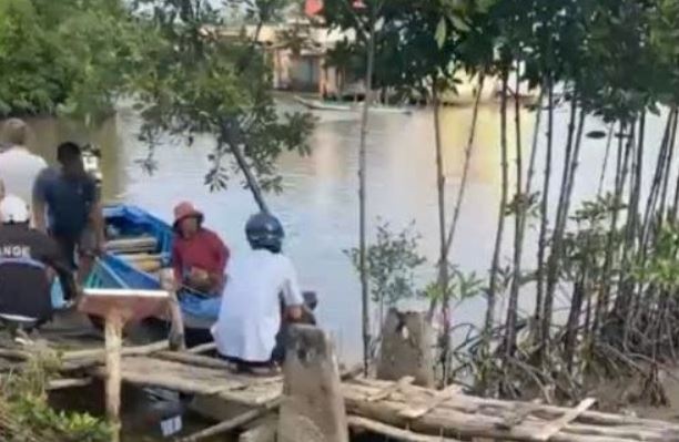 Xuong may dam nhau tren song, be 3 tuoi o Ca Mau mat tich hinh anh