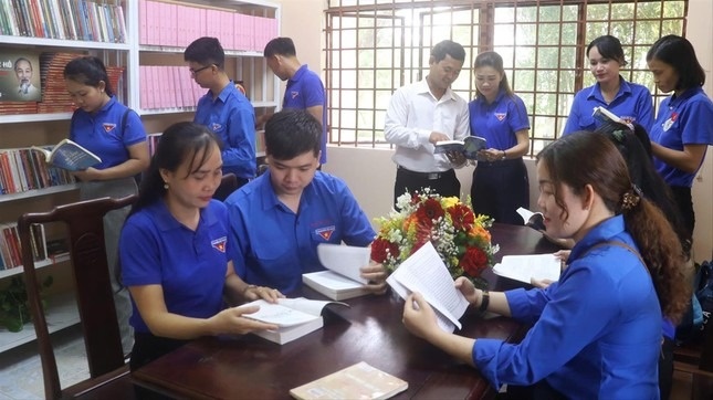 Phong doc sach Bac Ho tai Khu di tich Den tho Bac o Tra Vinh hinh anh