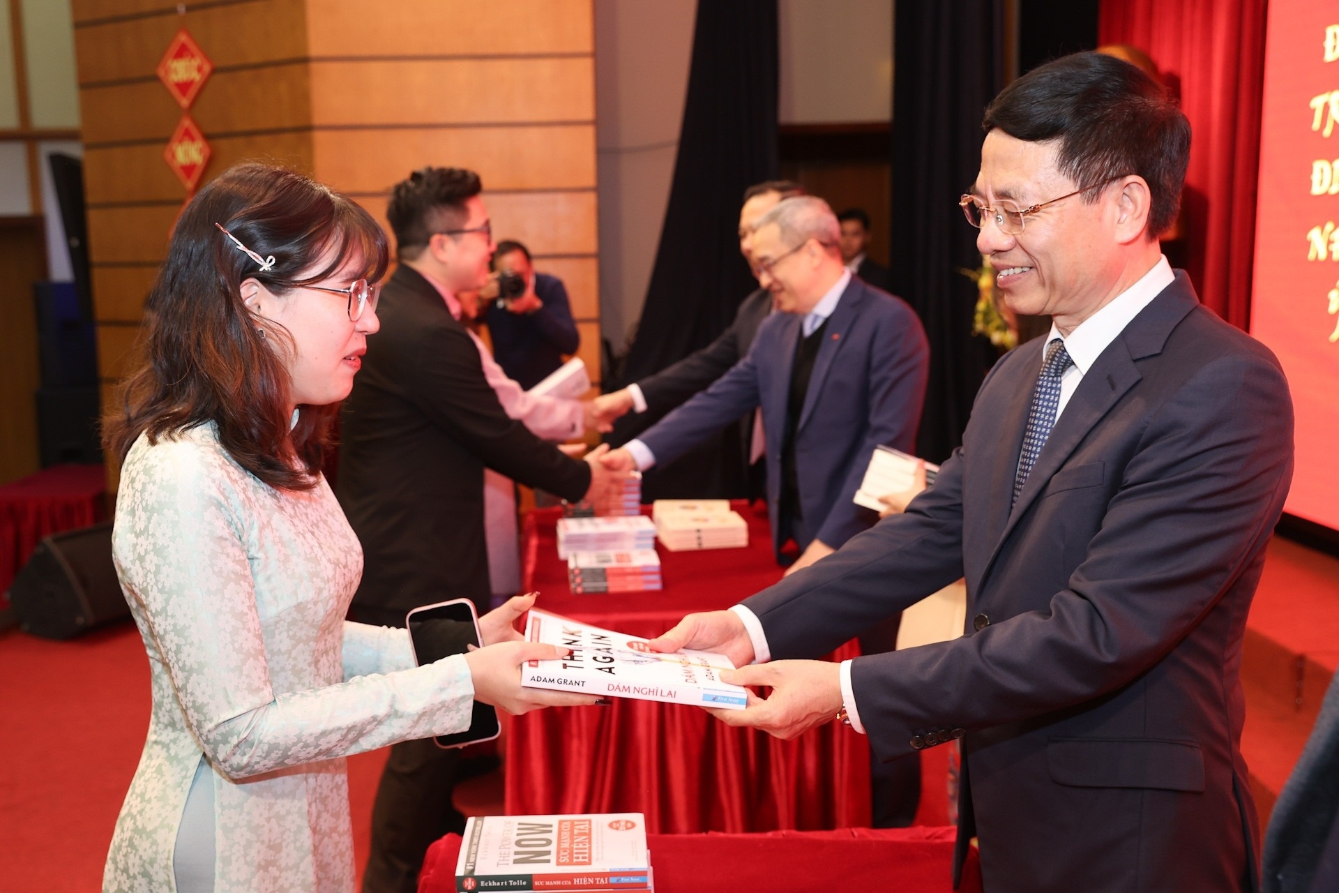 Lanh dao Bo TT&TT tang sach dip dau xuan nam moi hinh anh